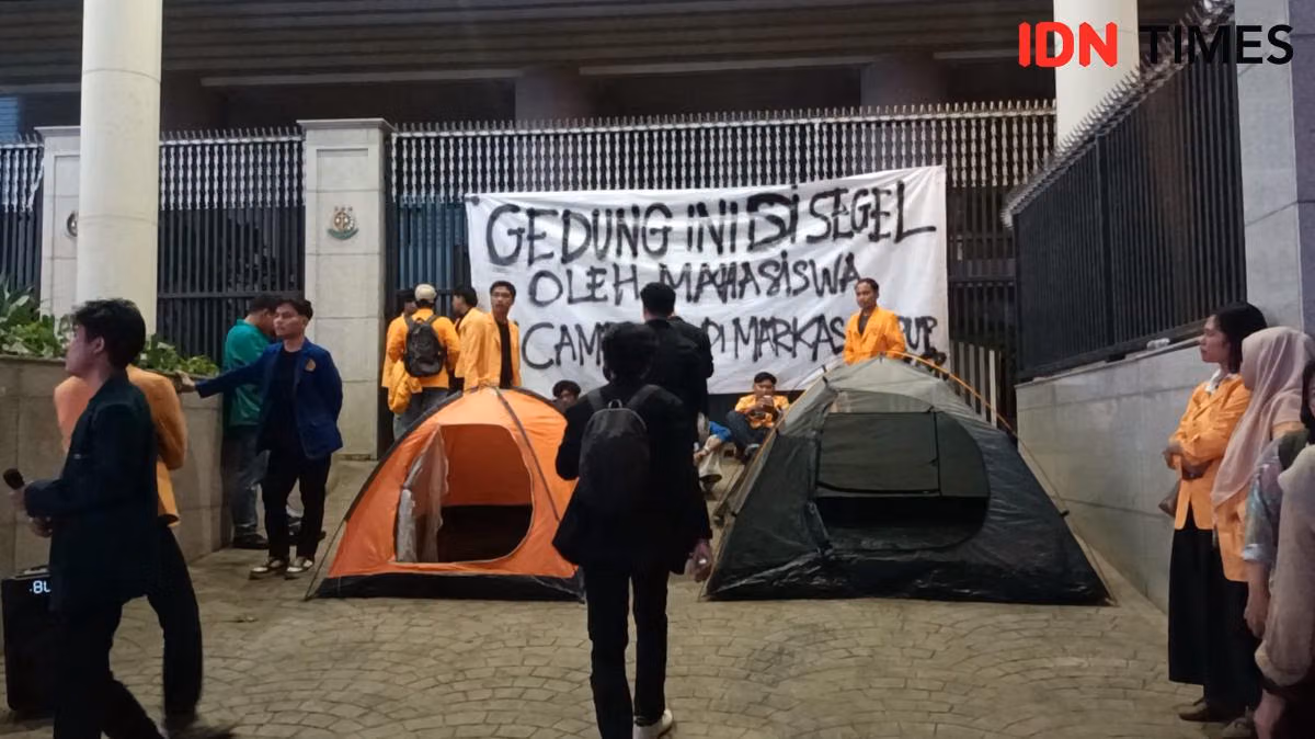 Mahasiswa Segel dan Dirikan Tenda di Depan Gedung Kejagung Malam Ini