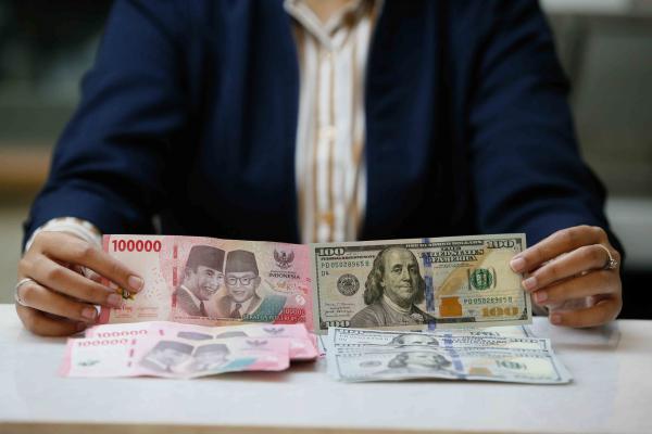 Rupiah Tertekan, Ditutup di Level Rp17.804 per Dolar AS