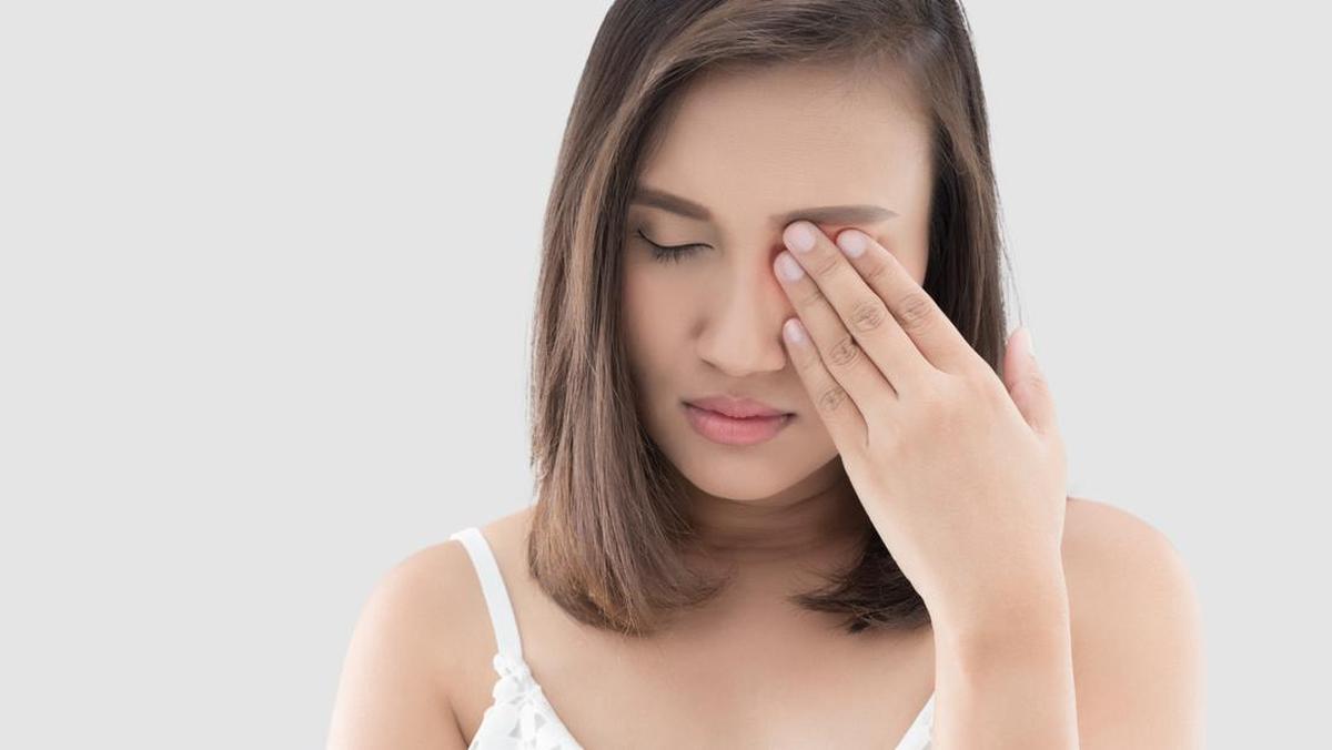 Mitos Kedutan Mata: Tanda Rezeki atau Kelelahan?