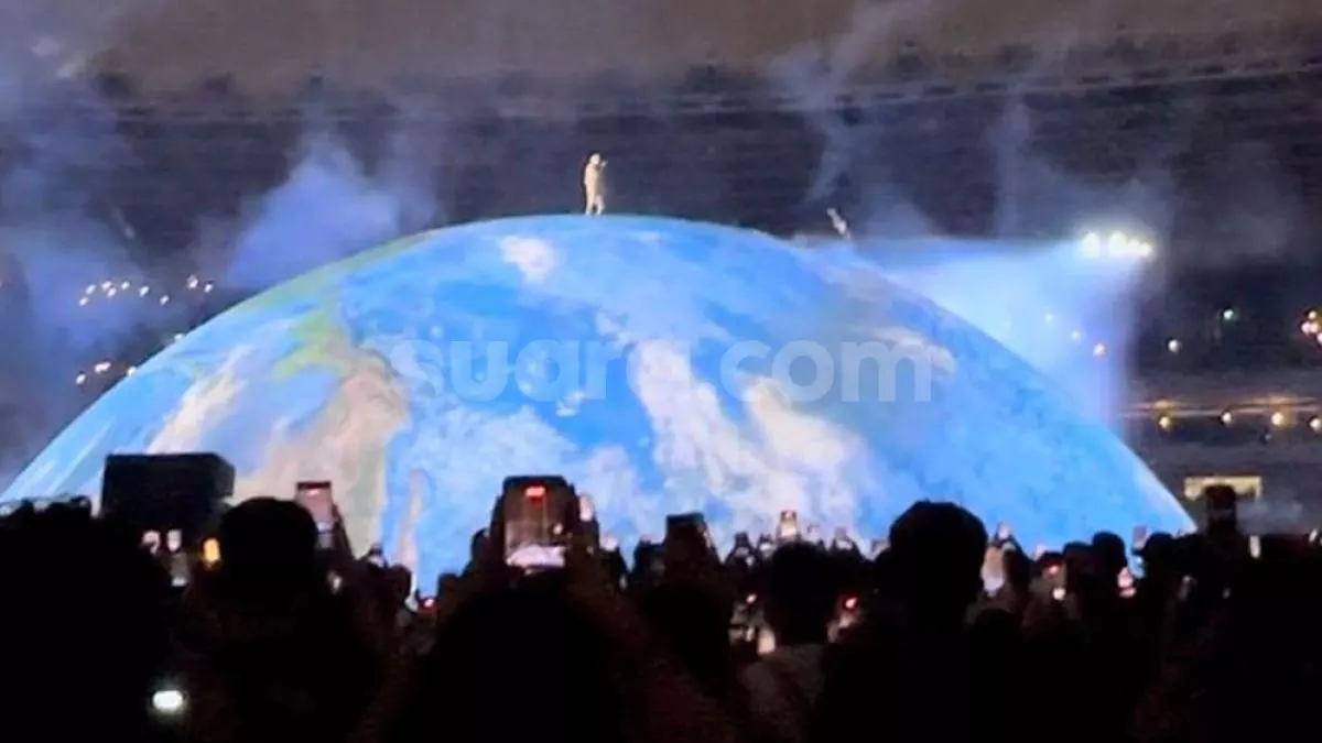 Kanye West alias Ye menghadirkan pertunjukan visual megah dalam konser perdananya di Indonesia yang digelar di Stadion Utama Gelora Bung Karno (SUGBK), Senayan, Jakarta Pusat, Sabtu (24/10/2026). [Suara.com/Tiara Rosana]