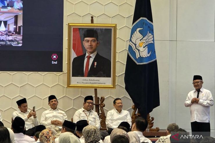Langkah Hijau: Mendikdasmen Dorong Siswa untuk Berjalan Kaki ke Sekolah
