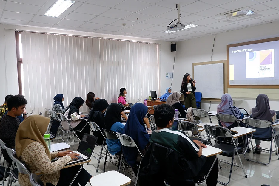 Dosen melakukan aktivitas mengajar di depan mahasiswa di salah satu kampus di Yogyakarta, 21 Oktober 2023. Shutterstock
