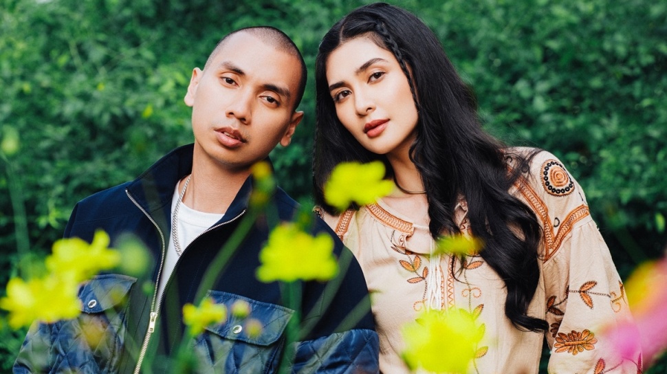 Mikha Tambayong dan Rayi Putra Rayakan Perpisahan Dewasa Melalui Lagu 'Jalan Tengah'