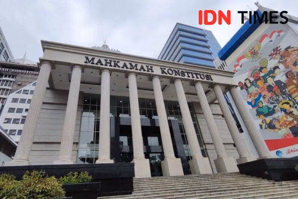MK Tetapkan Batas Waktu Hingga 2028 untuk Menghapus MBG dari Anggaran Pendidikan