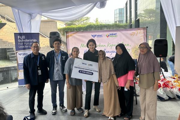 MNC University dan MNC Peduli Salurkan Bantuan Beras untuk Warga Kebon Sirih