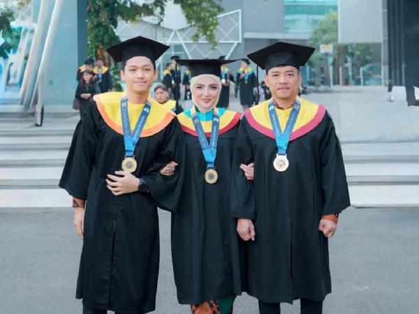 Keluarga Artis Rayakan Wisuda Bersama di Universitas Airlangga