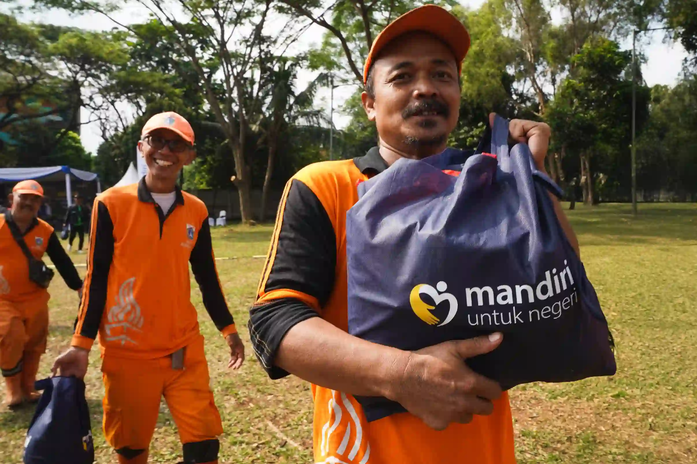 Bank Mandiri Salurkan 28.000 Paket Sembako dalam Rangka Harkitnas 2026