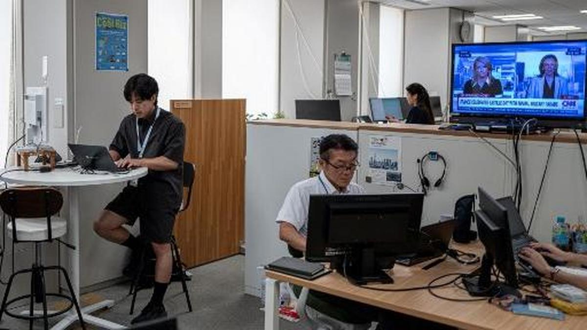 Pemerintah Tokyo Izinkan Pegawai Pakai Celana Pendek di Kantor