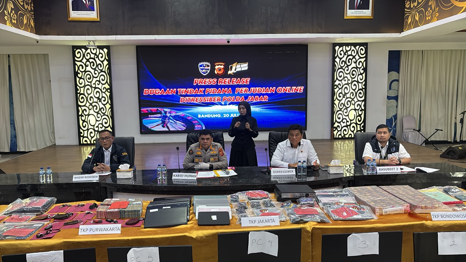 Polda Jabar Ungkap Praktik Judi Online DAZZLIVE, 11 Tersangka Ditangkap