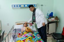 Pramono Kunjungi Siswa yang Terkena Keracunan di Jakarta Timur