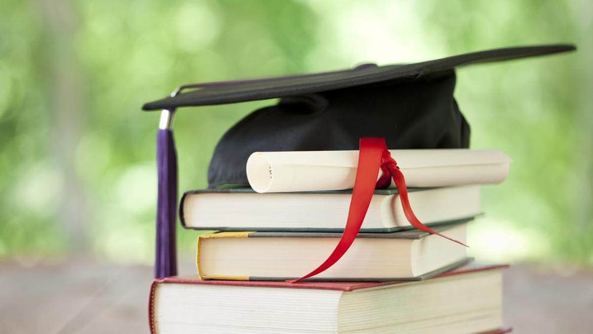 ---
Pria 18 Tahun Raih Gelar Profesor Termuda di Dunia

---