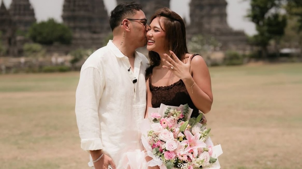 Dennis Talakua Melamar Marion Jola di Candi Prambanan Setelah Lima Tahun Bersama