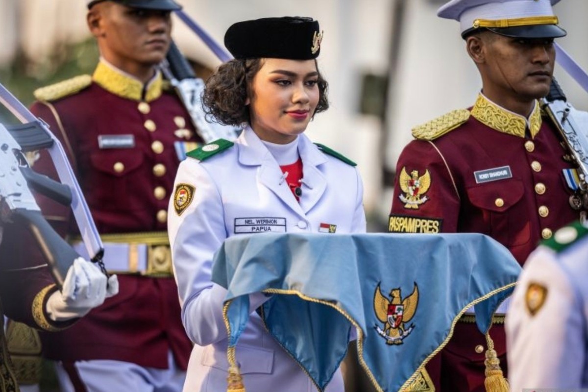 Neeltje Deliana: Pembawa Baki Bendera dalam Upacara HUT Ke-81 RI