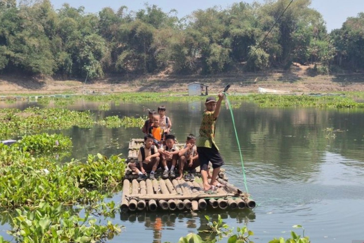 Anak-anak Kampung Sadang Menyeberang Waduk Saguling untuk Bersekolah