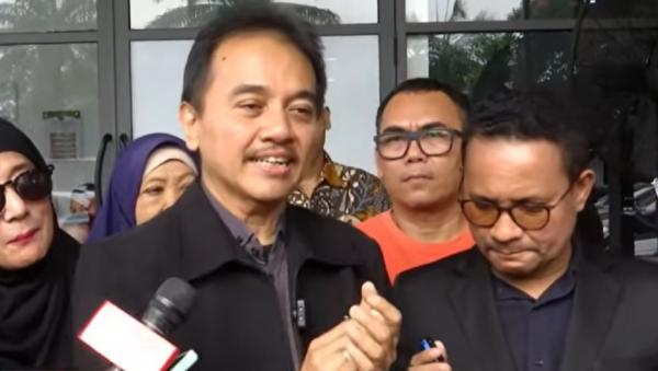 ---
Roy Suryo Menyoroti Penggunaan Karya Jurnalistik Sebagai Alat Bukti dalam Kasus Dokter Tifa

---