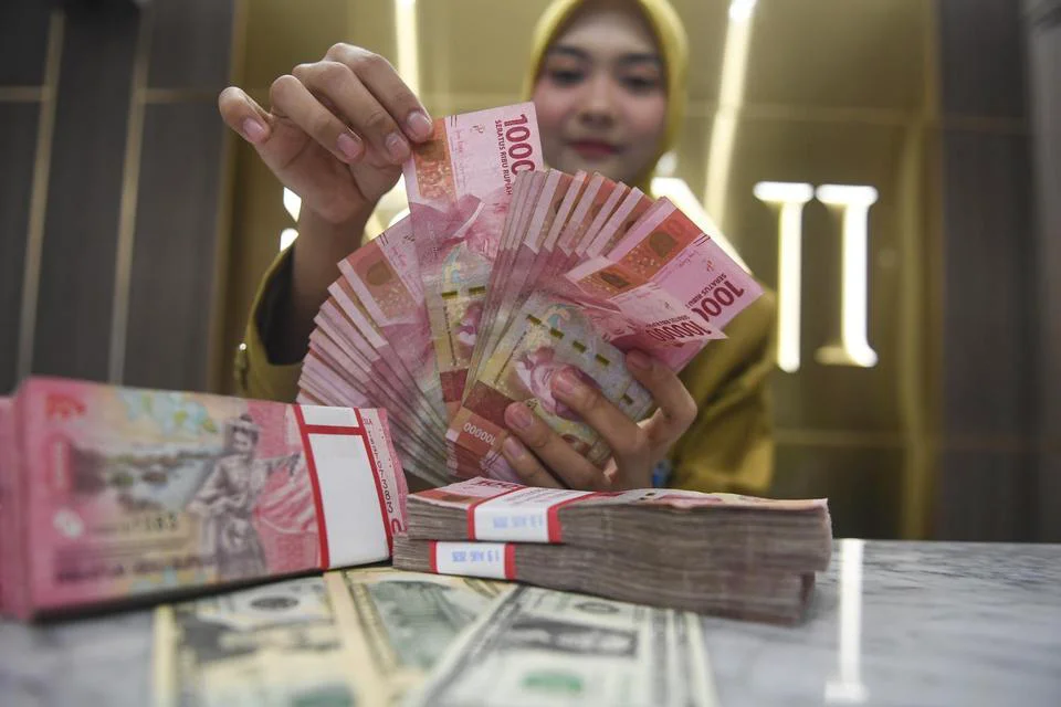 ---
Rupiah Awali Perdagangan dengan Penurunan ke Rp 17.645 per Dolar AS, Harga Minyak Menjadi Tantangan

---