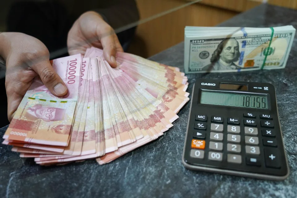 Rupiah Tertekan, Tercatat di Rp 17.947 per Dolar AS