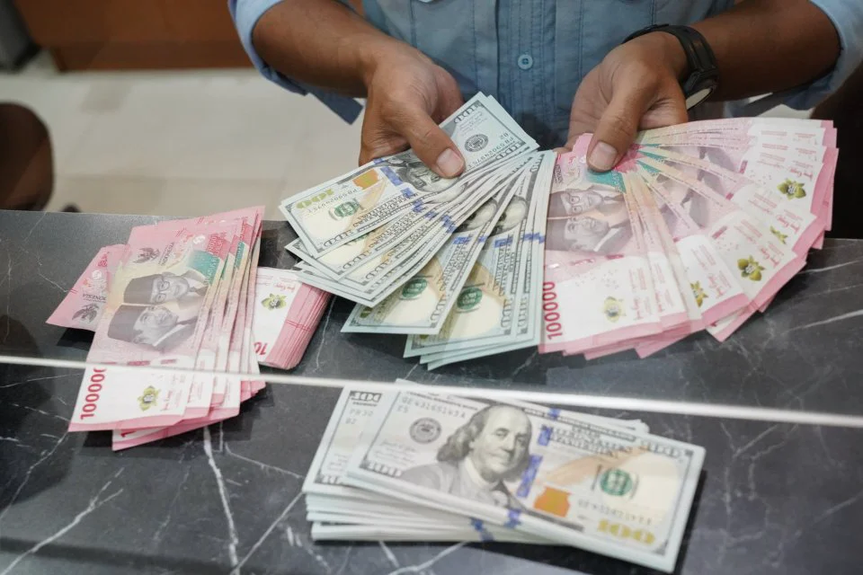 Rupiah Menguat Tipis di Tengah Ketidakpastian Geopolitik dan Kenaikan Suku Bunga
