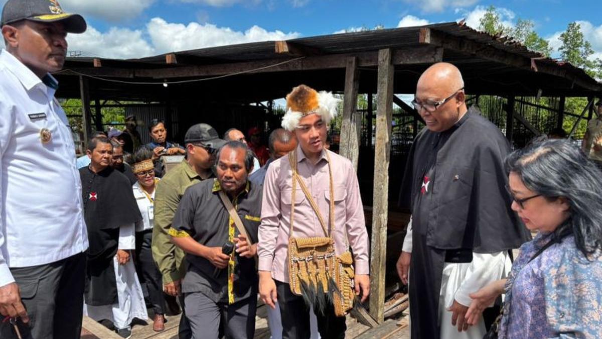 ---
Wapres Gibran Tanam Pohon Cemara di Katedral Salib Suci Asmat

---