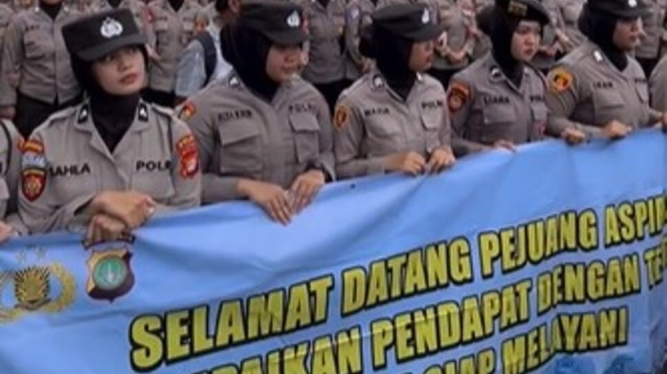 Spanduk Polwan di Aksi BEM UI Memicu Reaksi Netizen: Apakah Ada yang Salah?