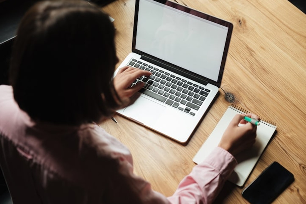 Foto ilustrasi menulis menggunakan laptop. - Freepik