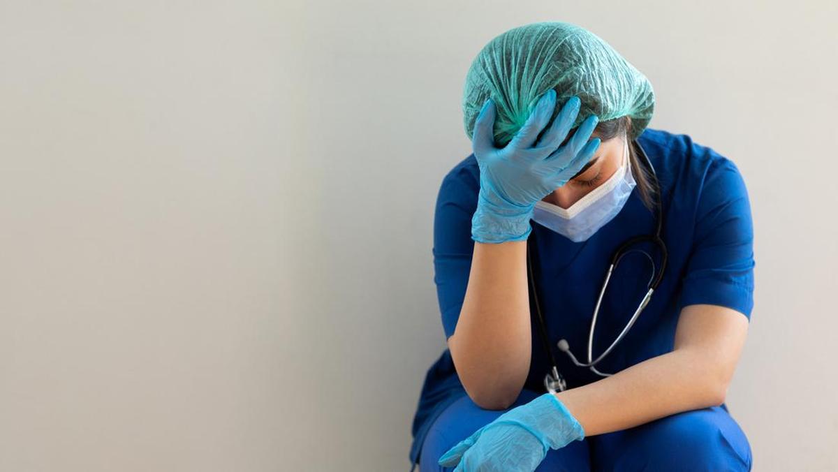 ---
Survei Menunjukkan Beban Kerja Dokter Internship Meningkat, Cuti Sakit Sulit Didapat

---