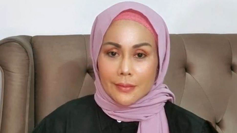Mak Vera tagih duit hampir Rp1 miliar ke salah satu stasiun TV Nasional. Vera mengaku sejak 2017 stasiun tv tersebut mengunggak bayaran untuk sejumlah artis yang dia kelola. [instagram/@makverazanobia]