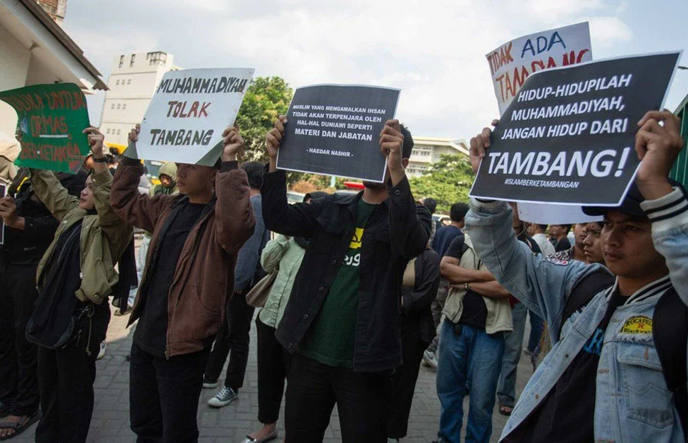 Aksi menuntut kepada Pimpinan Pusat Muhammadiyah untuk menolak izin usaha pertambangan yang ditawarkan oleh pemerintah, di depan Masjid Walidah Dahlan, Sleman, DI Yogyakarta, 27 Juli 2024. ANTARA/Hendra Nurdiyansyah