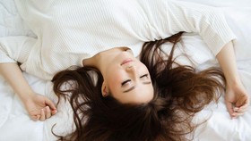 Tidur Tanpa Bantal: Mitos atau Fakta Sehat?