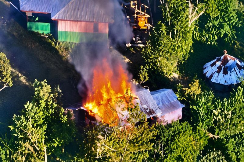 TNI Melakukan Pengejaran Terhadap Pelaku Pembakaran Rumah di Kabupaten Puncak