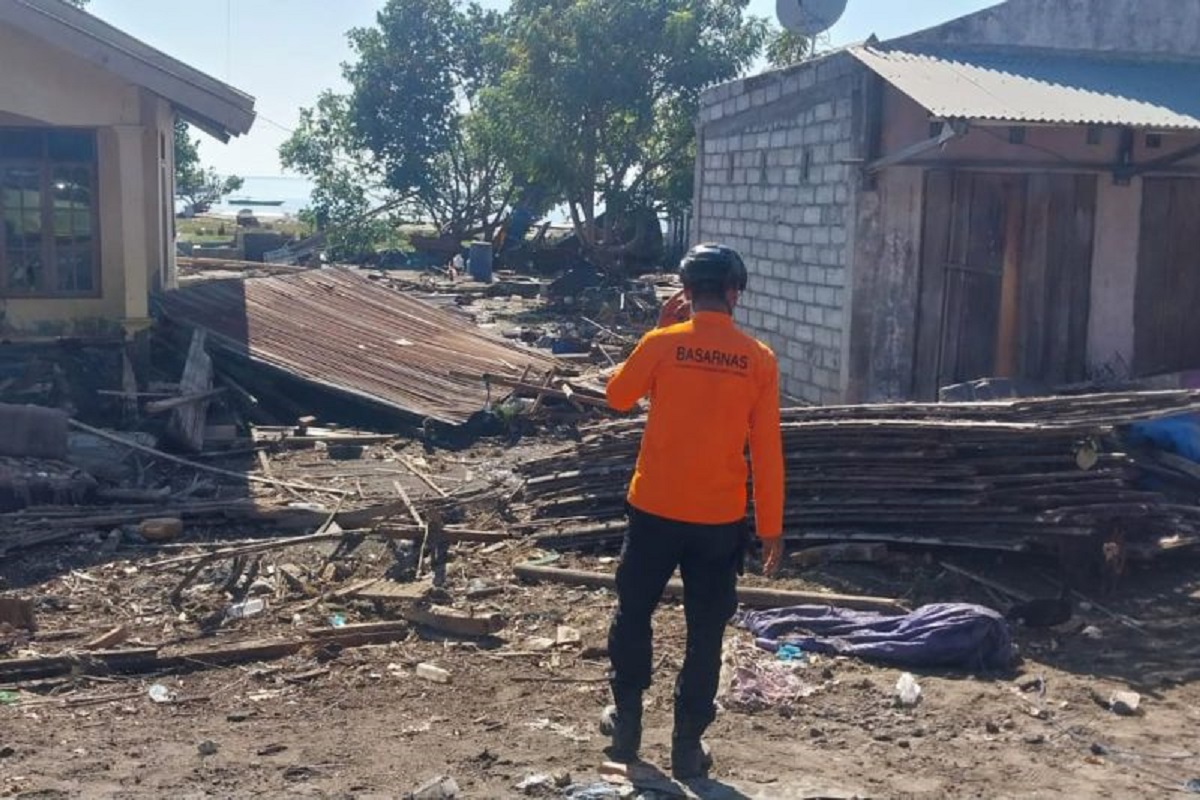 Seorang personel SAR sedang berada di lokasi pencarian hari kedua di Manggarai, Minggu (16/8/2026). ANTARA/Ho-Kantor SAR Maumere.\r\n