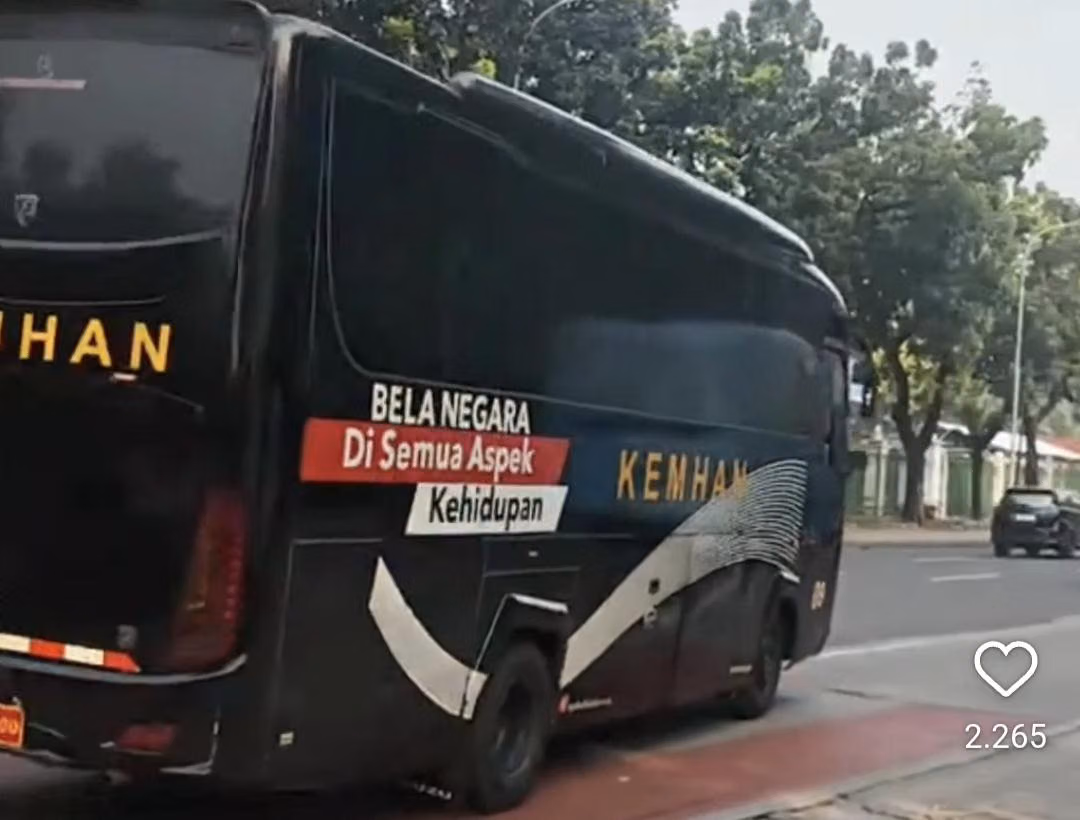 Bus Kementerian Pertahanan Tabrak Lari Ojek Online di Monas