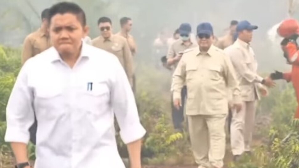 Kritik Pedas Terhadap Catatan Seskab Teddy Terkait Kunjungan Presiden ke Lokasi Karhutla