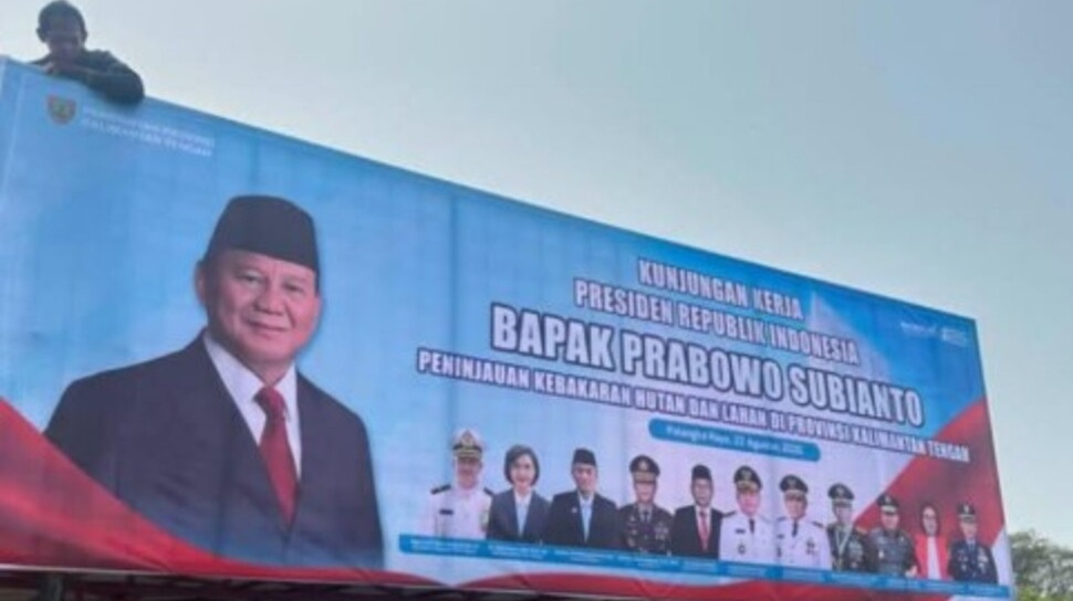 Kunjungan Prabowo Subianto di Kalimantan Tengah Dihiasi Baliho dan Karpet Biru, Biaya Jadi Sorotan