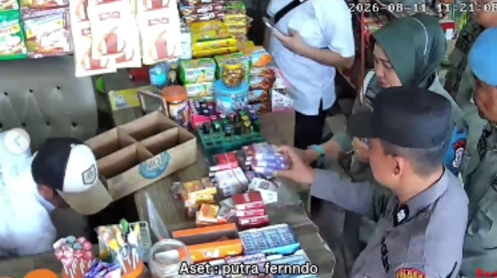 Oknum Satpol PP Diduga Mengambil Rokok Saat Razia di Aceh Utara