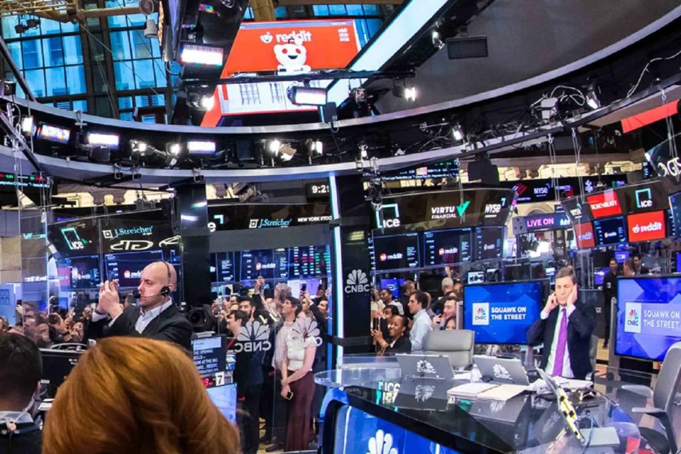 Wall Street Menguat, Namun Masih Tertekan oleh Lonjakan Imbal Hasil Obligasi AS