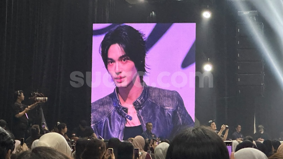 Win Metawin Berbagi Cerita Liburan Keluarga dan Rencana ke Bali dalam Fan Meeting di Jakarta